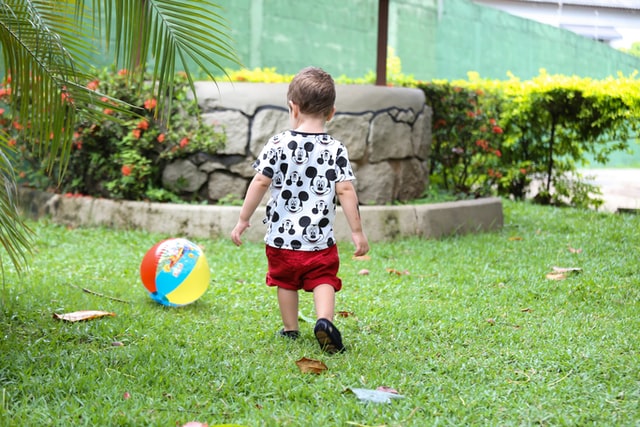 A group of children playing a game of mini golf photo – Group of kids Image  on Unsplash