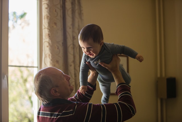 7 Essential Baby Items to Keep at New Grandparents’