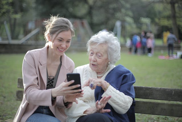 4 Ways To Help Your Elderly Parent Thrive